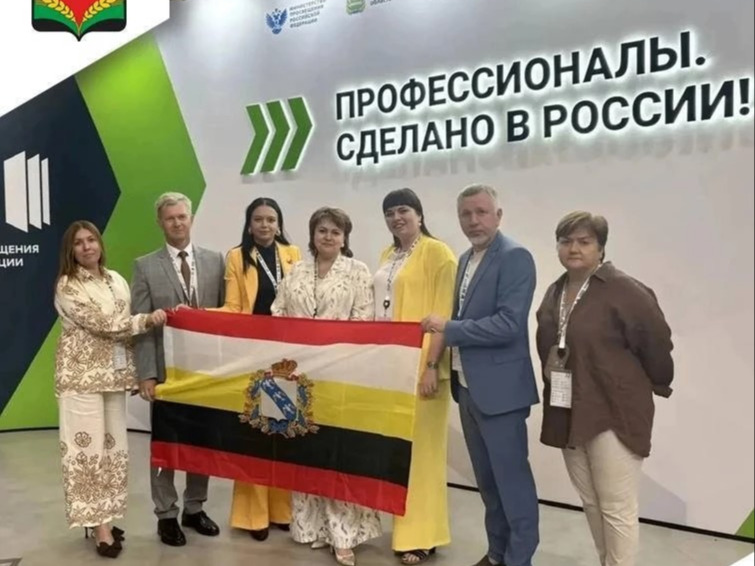 Директор Советского социально‑аграрного техникума имени В. М. Клыкова Александр Миронов в составе делегации Курской области принимает участие в финале.